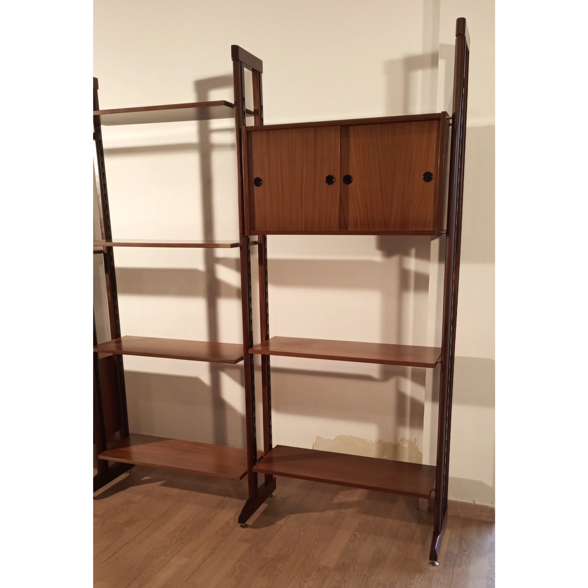 Libreria vintage modulare in teak originale con scaffali regolabili e cabinet anni ’60