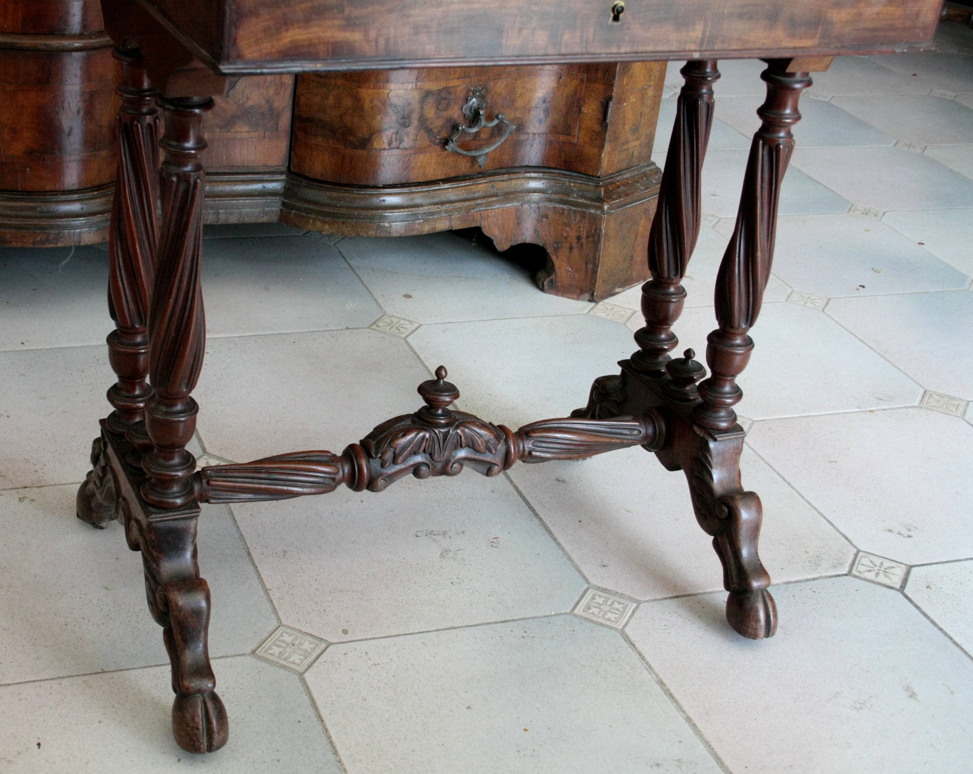 Mobile svuotatasche francese in mogano del XIX secolo con console intagliata e gambe torsade