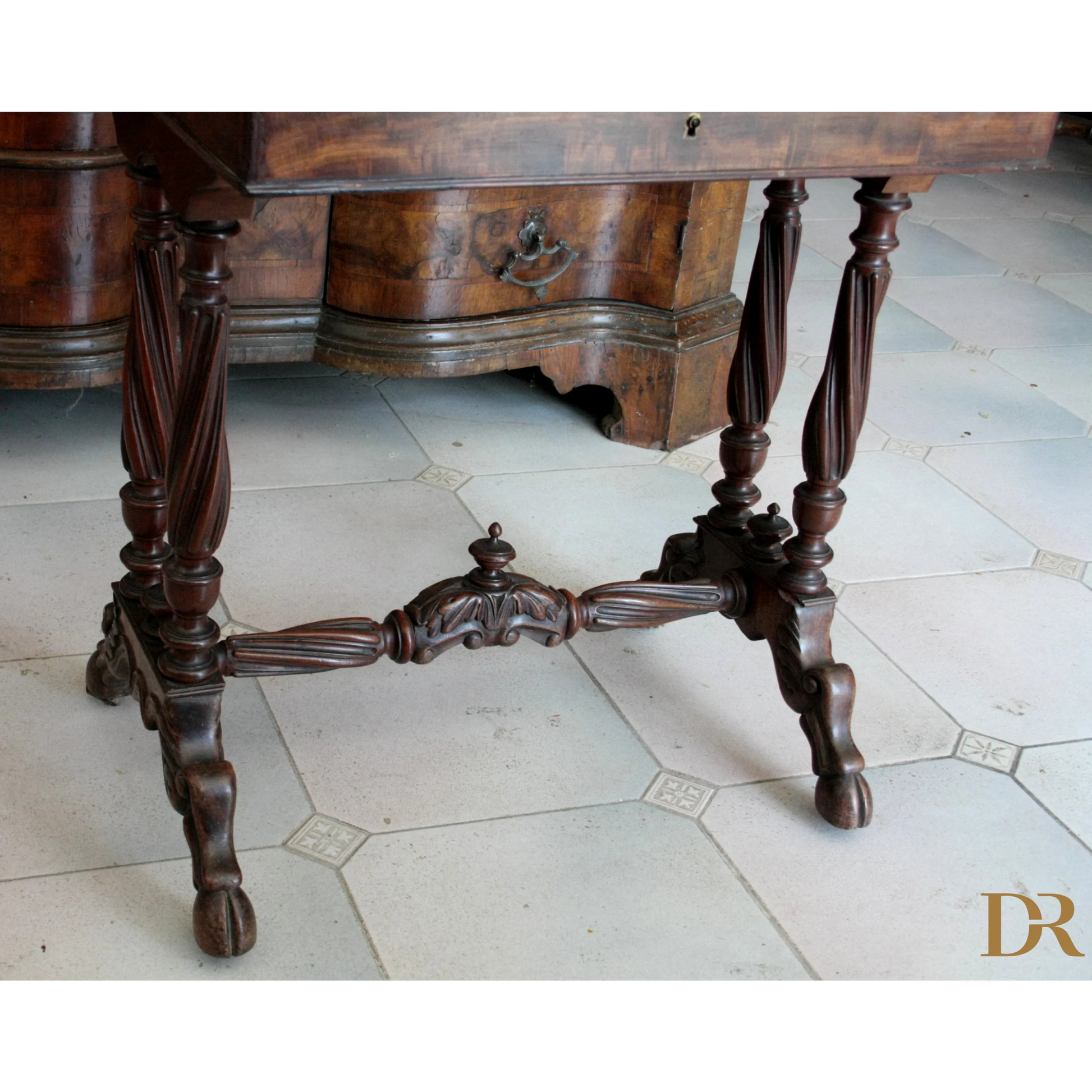 Mobile svuotatasche francese in mogano del XIX secolo con console intagliata e gambe torsade