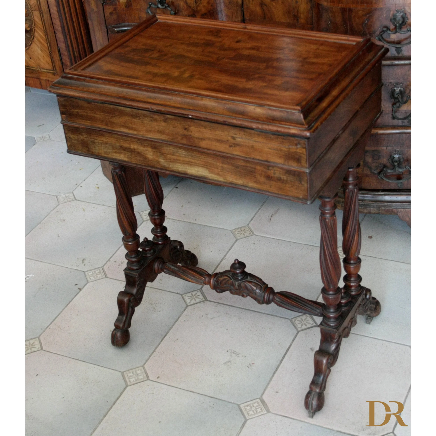 Mobile da cucito francese in mogano XIX secolo con scrittoio intarsiato e gambe spiralate