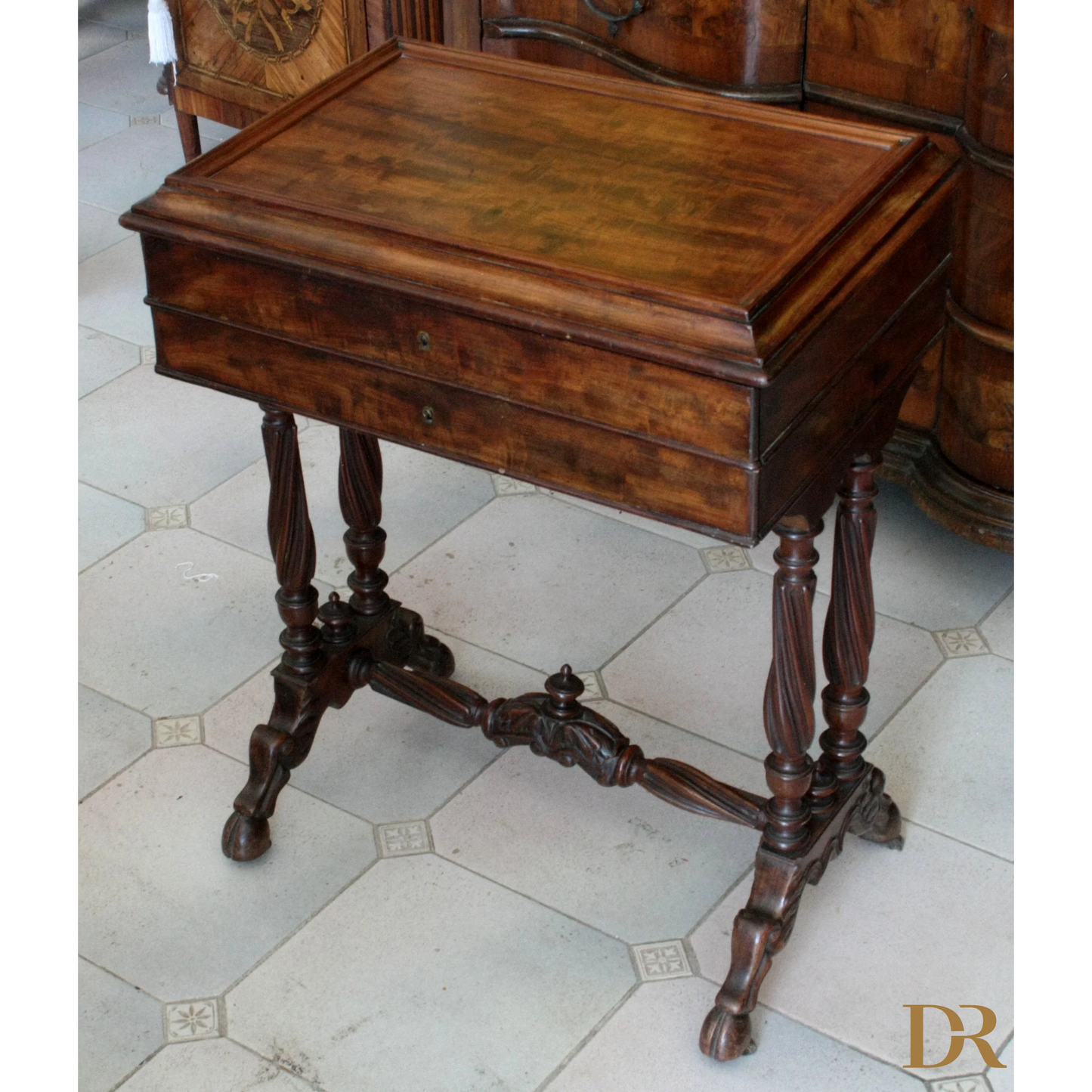 Mobile da cucito francese in mogano del XIX secolo con piano a ribalta e gambe intagliate