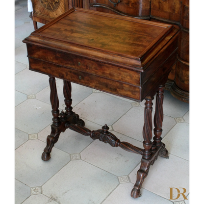 Mobile da cucito francese in mogano del XIX secolo con piano a ribalta e gambe intagliate