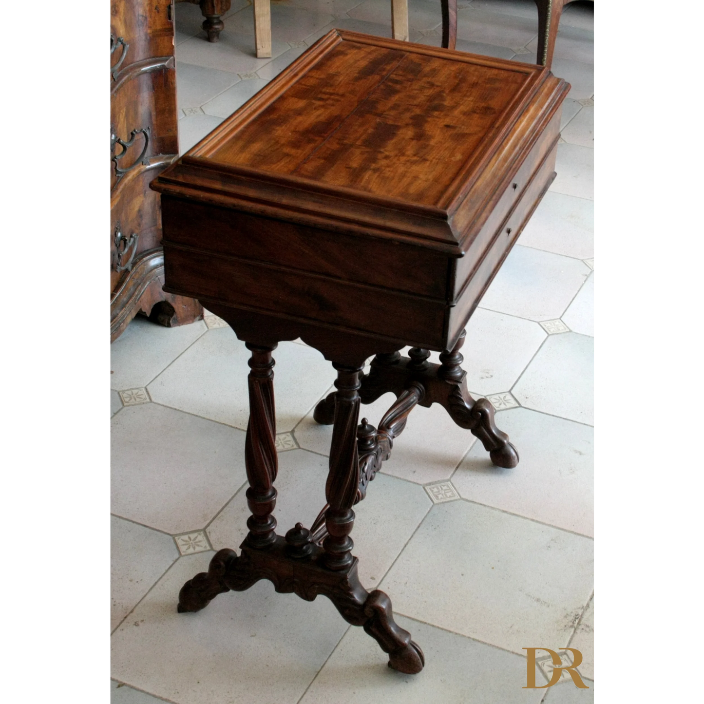 Antico mobile da cucito francese XIX secolo in mogano con scrigni e gambe ornate