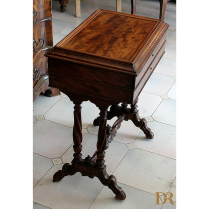 Antico mobile da cucito francese XIX secolo in mogano con scrigni e gambe ornate