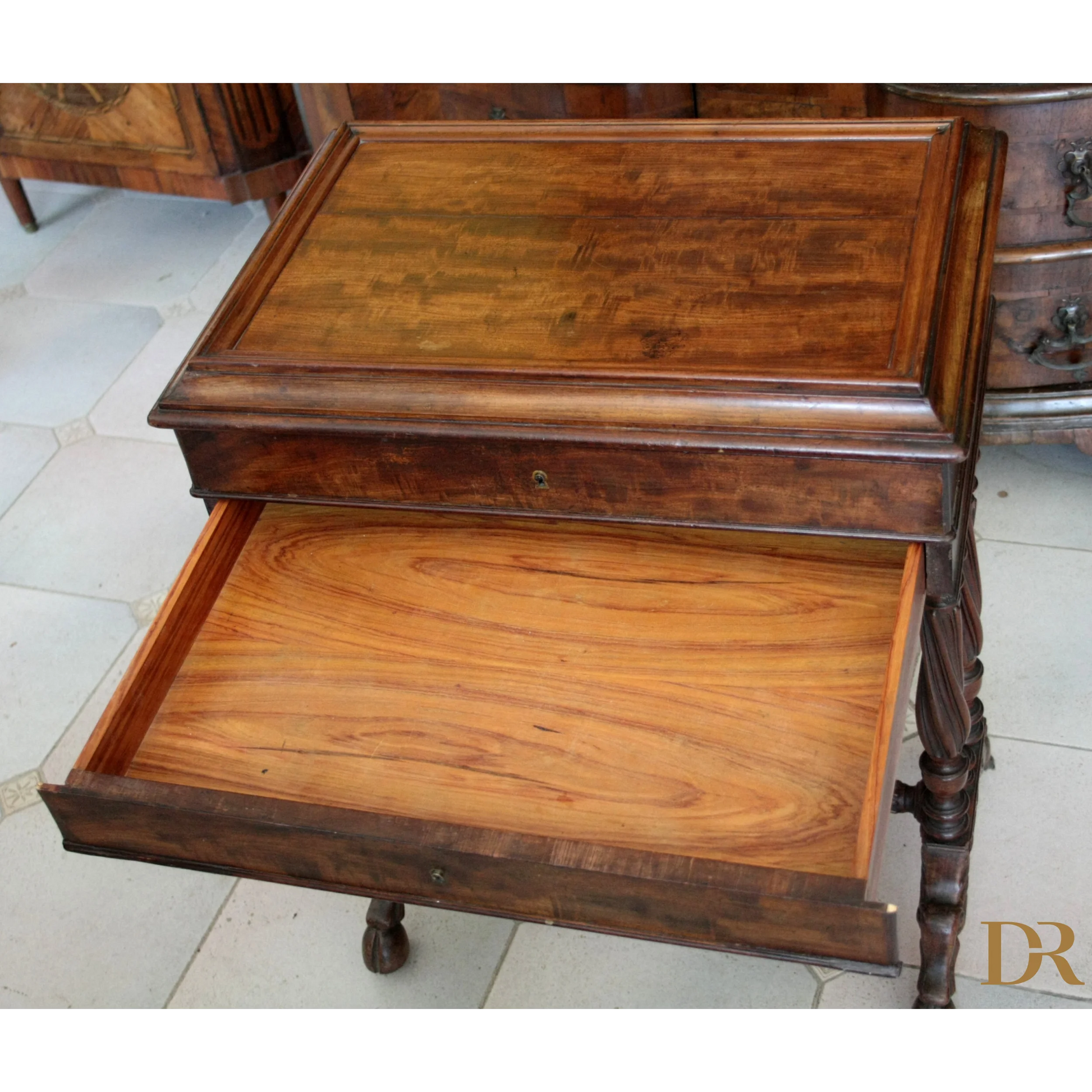 Antico mobile svuotatasche cucito francese XIX secolo in mogano con scrivania aperta