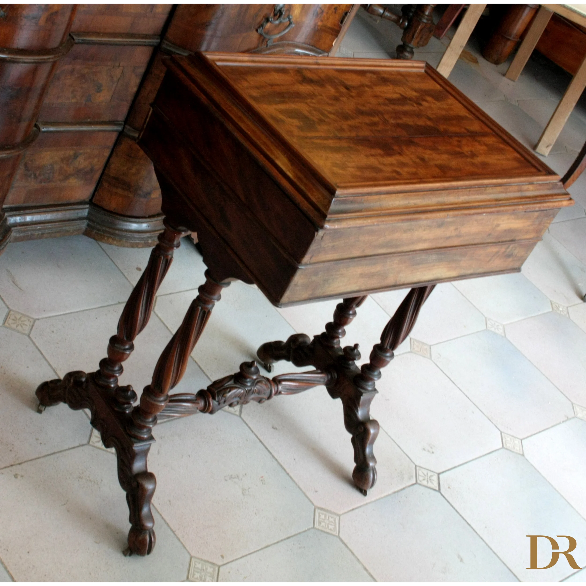 Mobile da cucito francese in mogano con gambe torsade, mobile svuotatasche XIX secolo