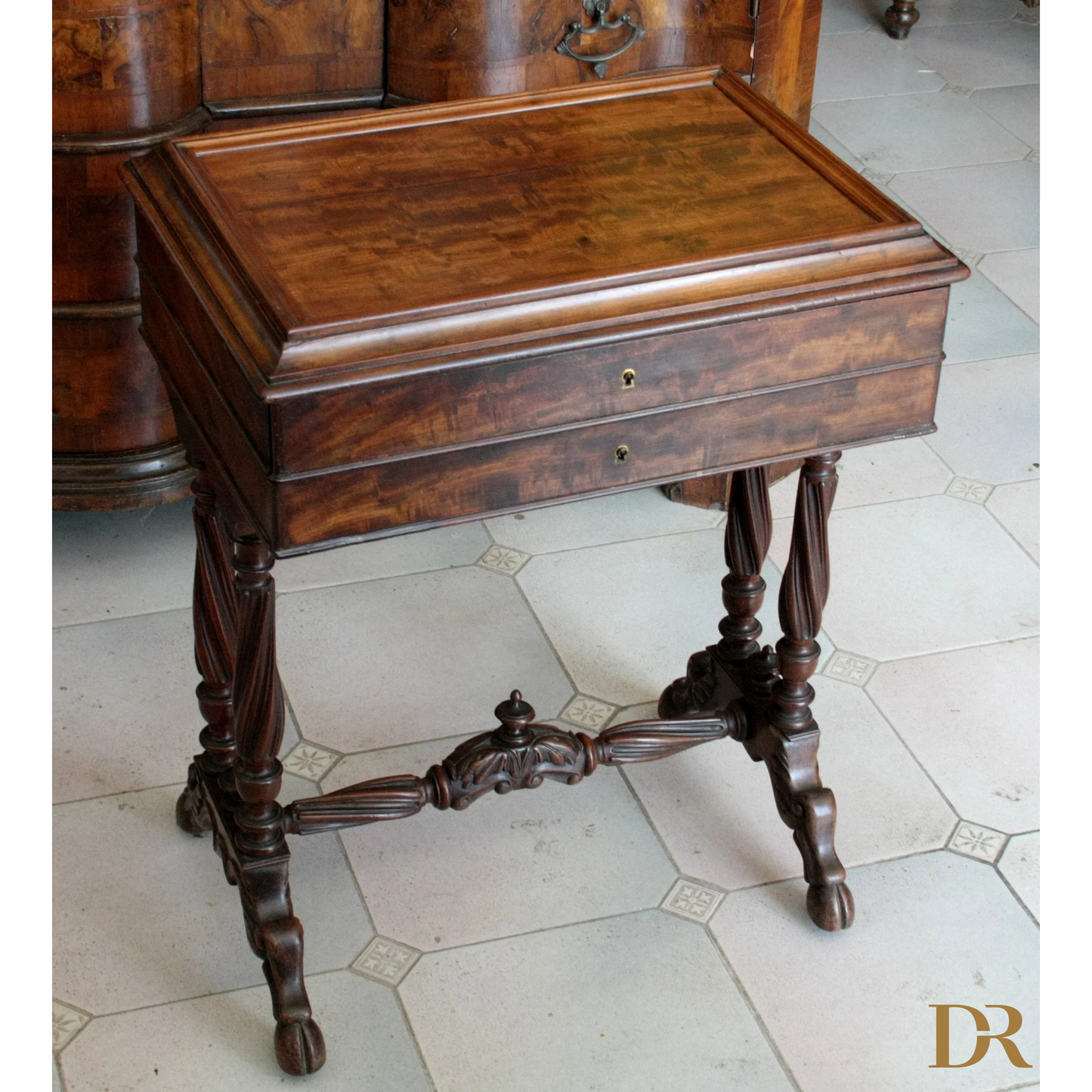 Antico mobile da cucito francese in mogano del XIX secolo con cassetti e gambe tornite