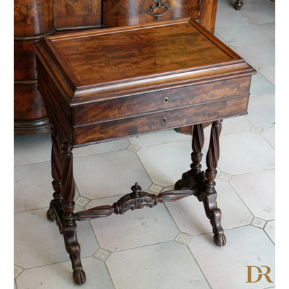 Antico mobile da cucito francese in mogano del XIX secolo con cassetti e gambe tornite