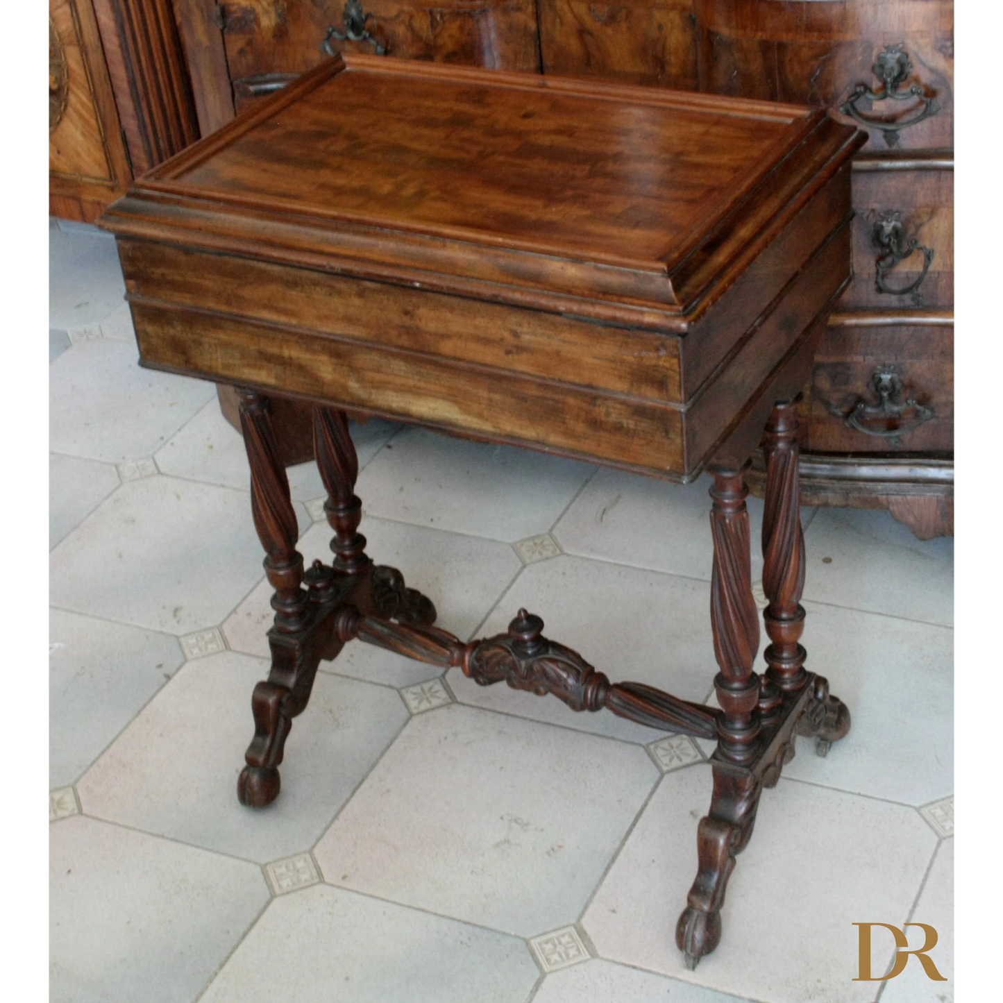 Antico mobile cucito francese in mogano, stile XIX secolo, con gambe torsade