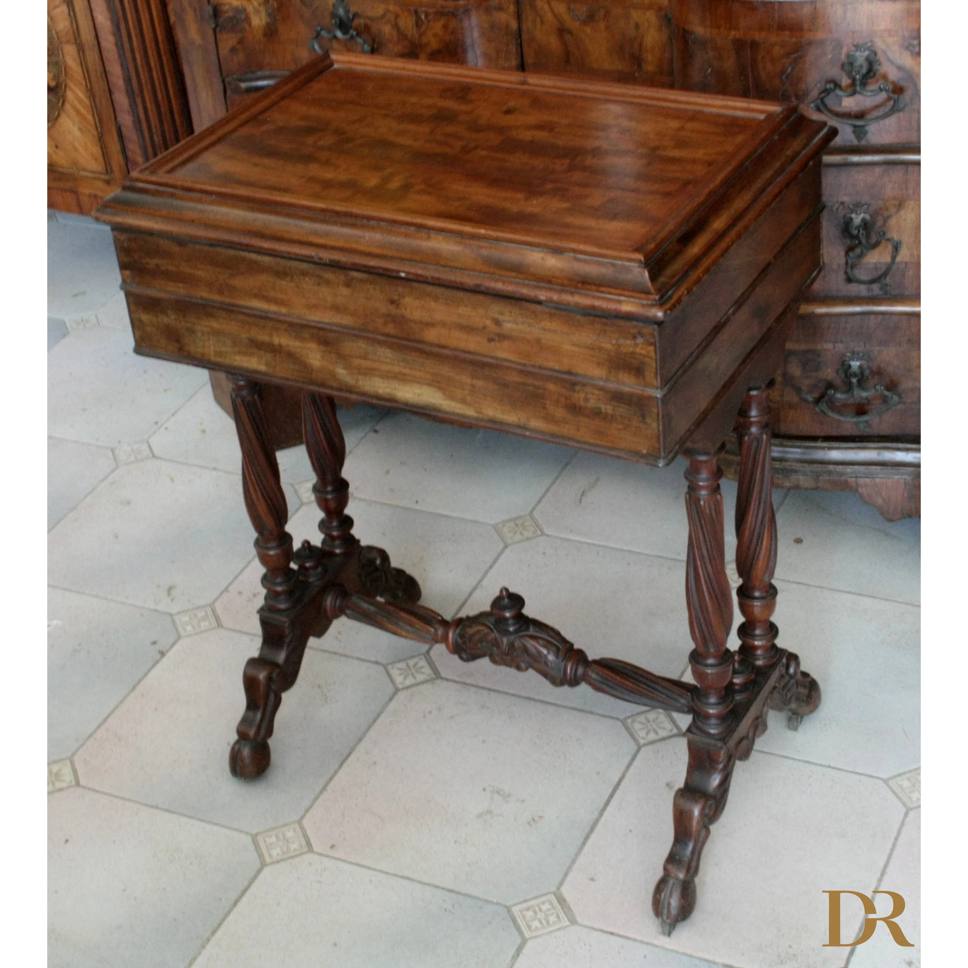 Antico mobile cucito francese in mogano, stile XIX secolo, con gambe torsade