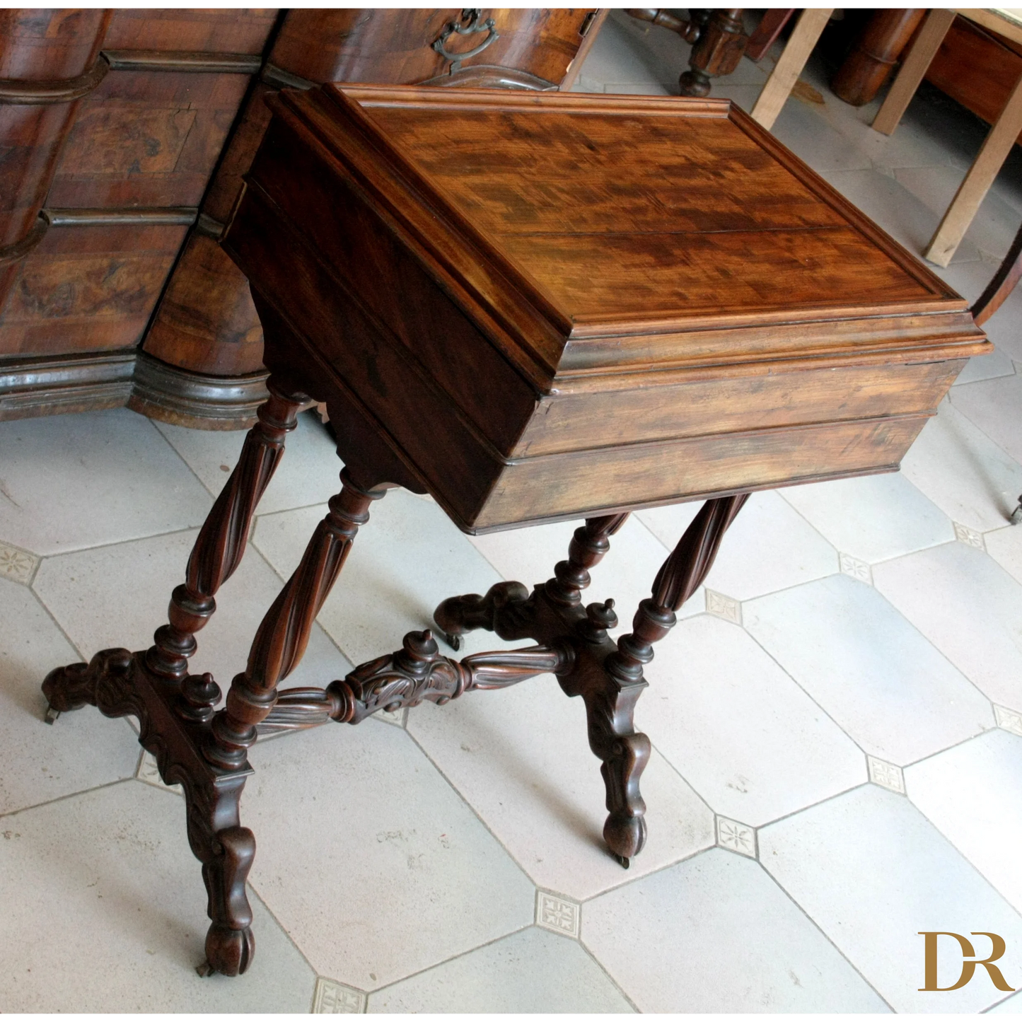 Mobile da cucito francese in mogano del XIX secolo con scrigno e gambe intagliate