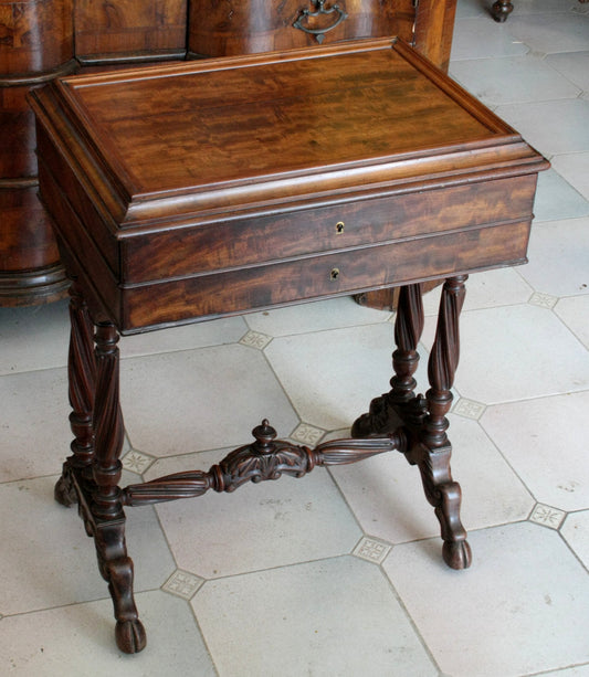 Antico mobile da cucito francese in mogano, stile XIX secolo, con cassetti e gambe torsade