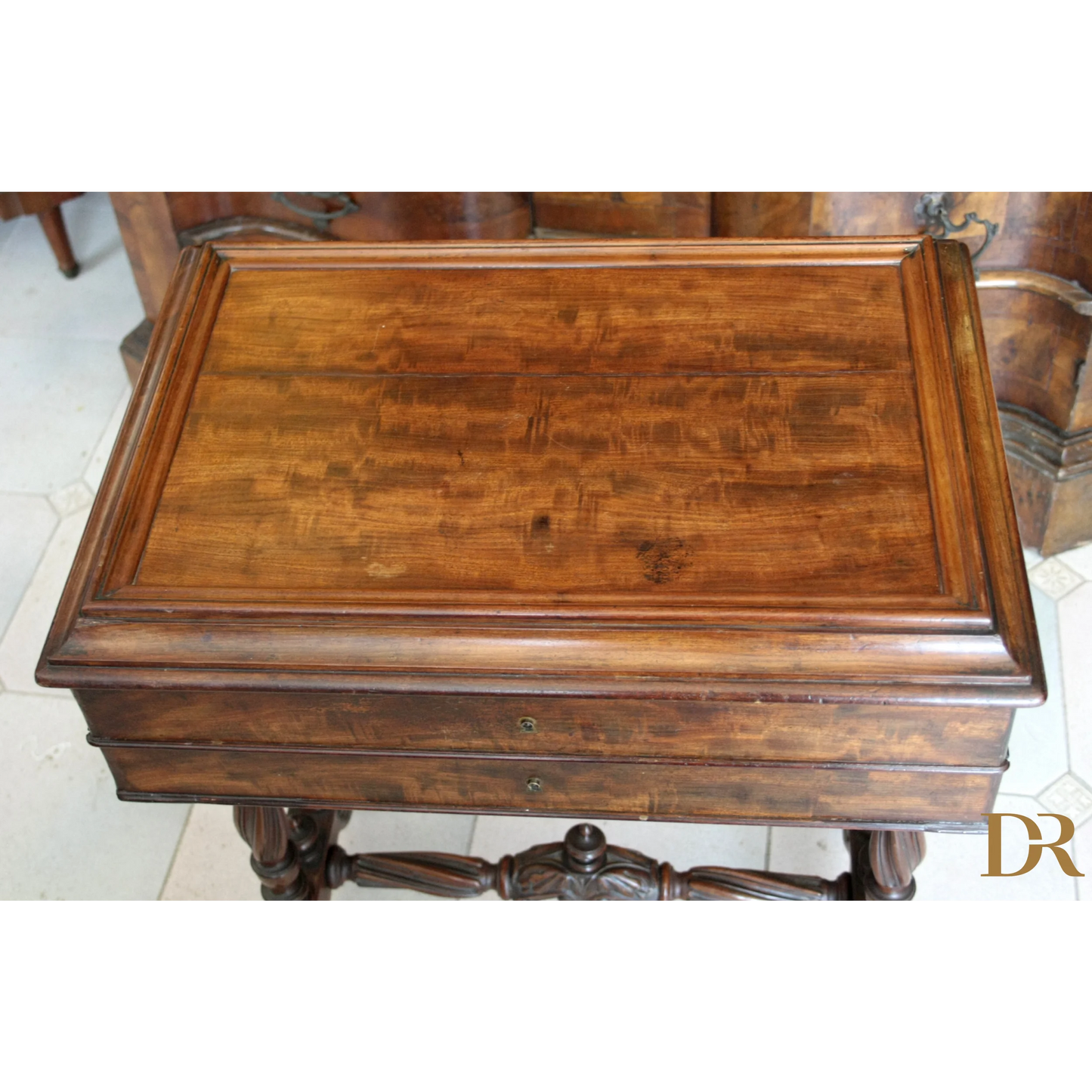 Antico mobile da cucito francese del XIX secolo con scrigni e gambe intagliate