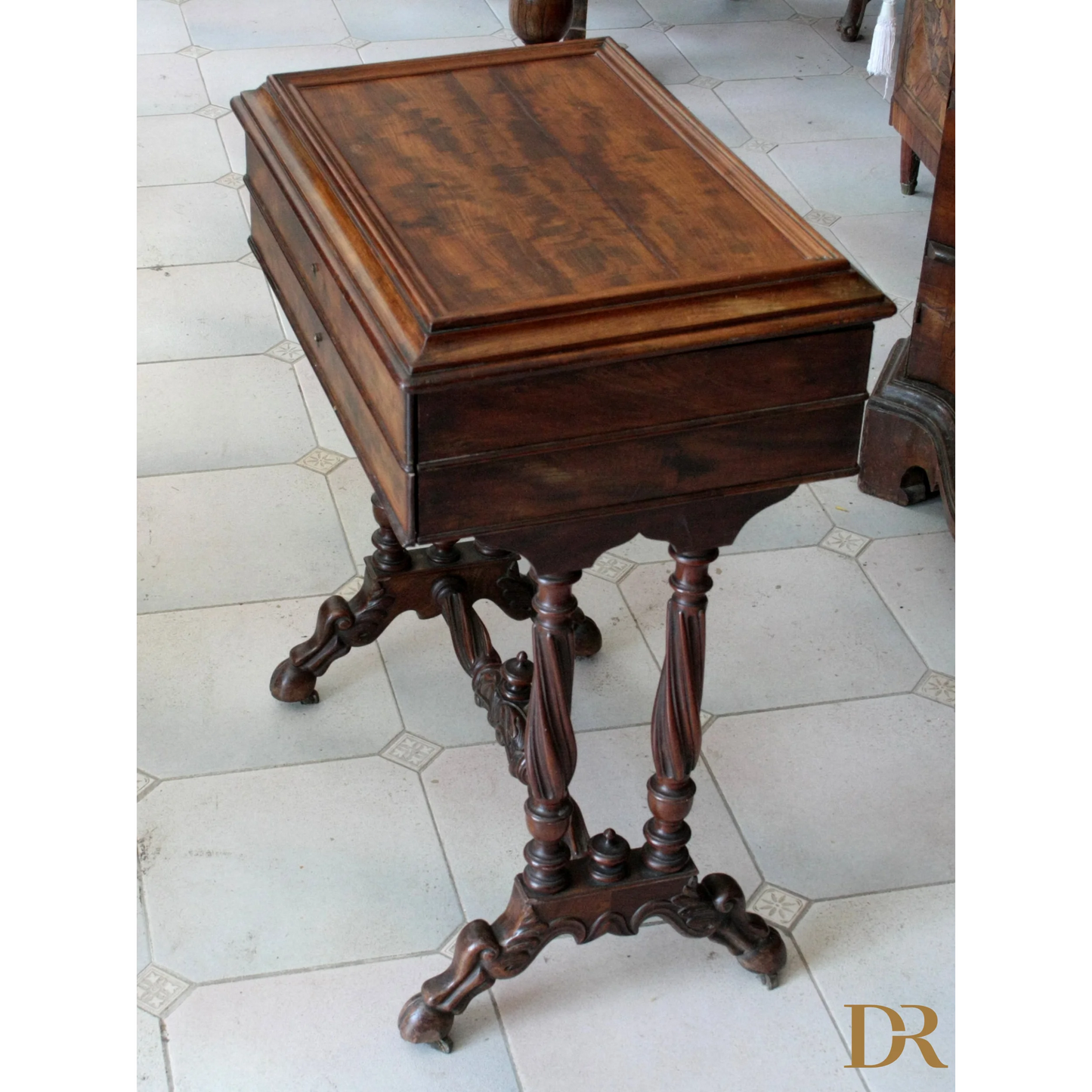 Antico mobile da cucito francese in mogano del XIX secolo con top a marqueterie