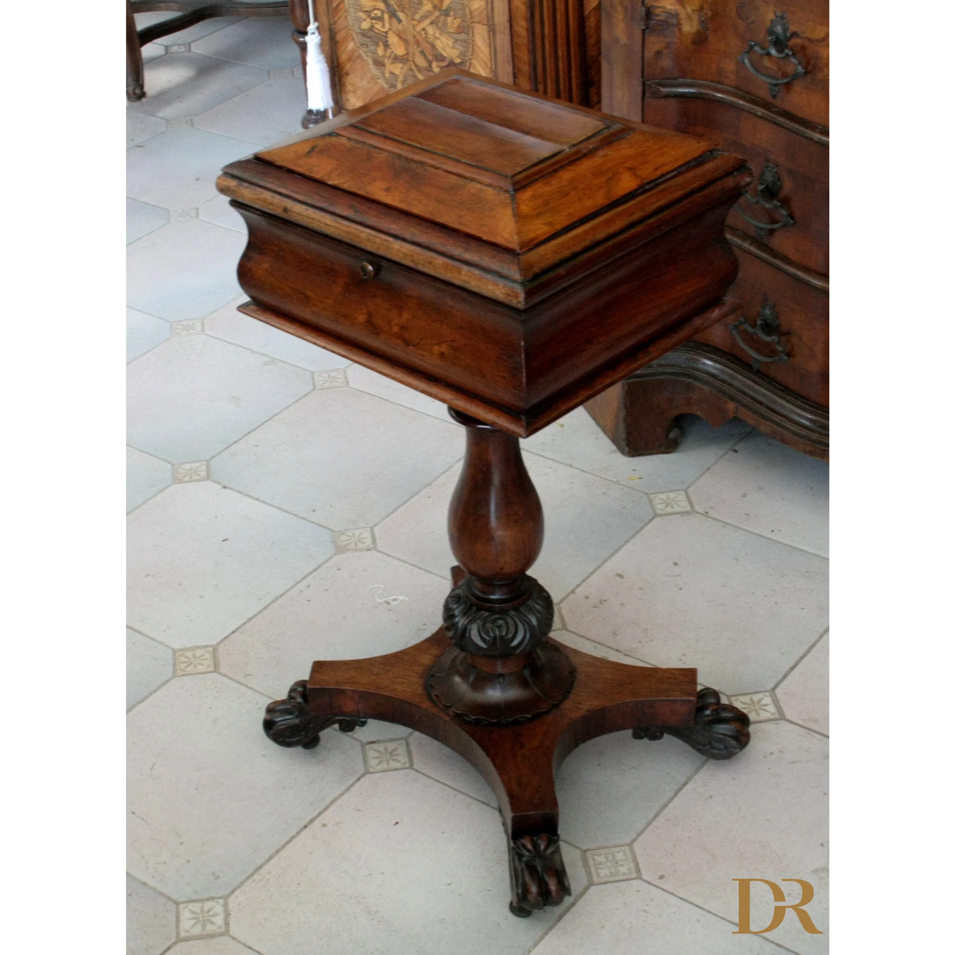 Mobile per té XIX secolo Gran Bretagna, tavolo antico in legno con cassetto e piedi artigli