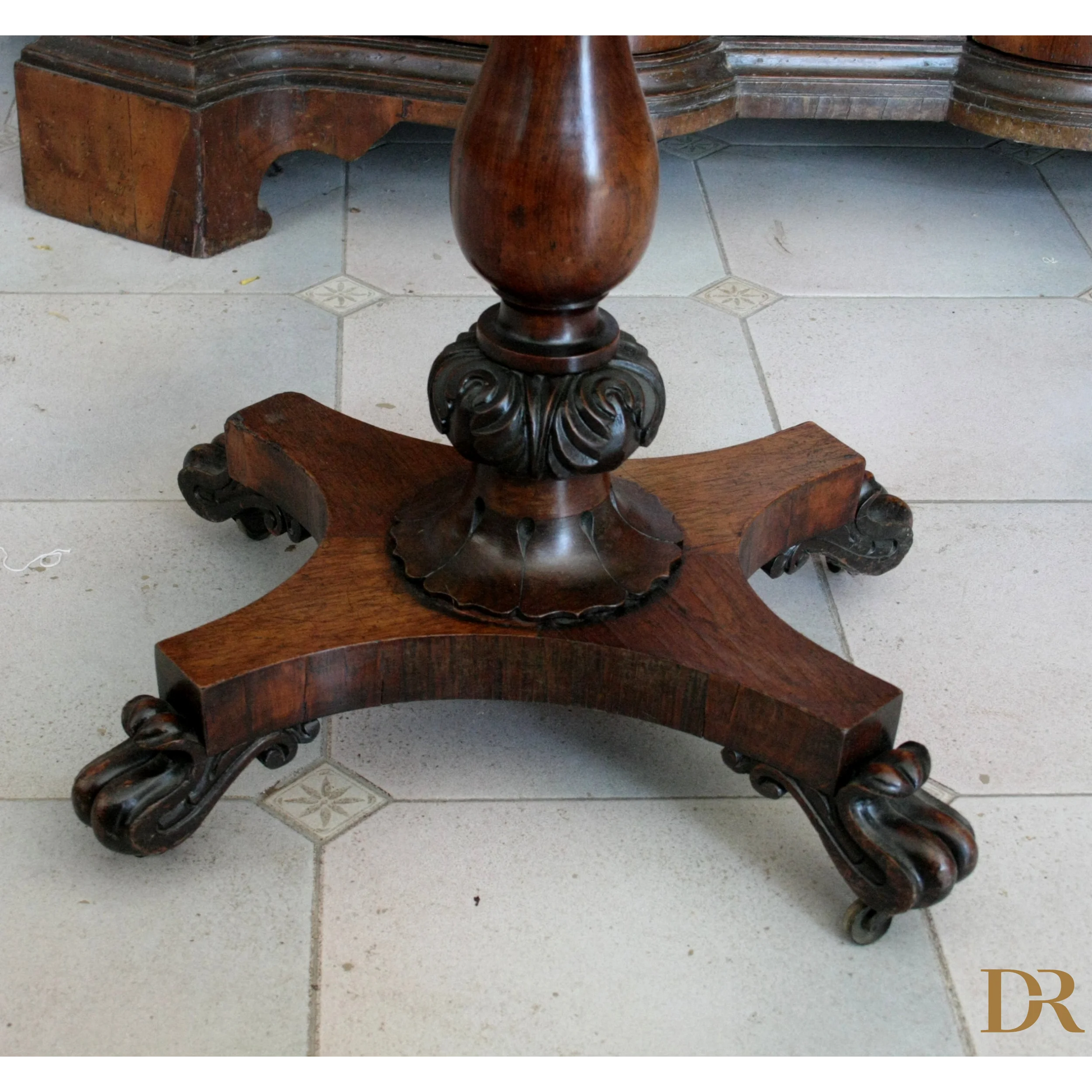 Pedestal in legno scuro con gambe artigliate, stile XIX secolo, Gran Bretagna casa
