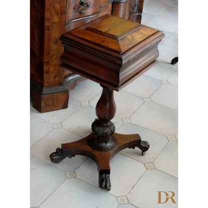 Antico mobile per casa Gran Bretagna XIX secolo con pedestal in legno e zampe artiglio