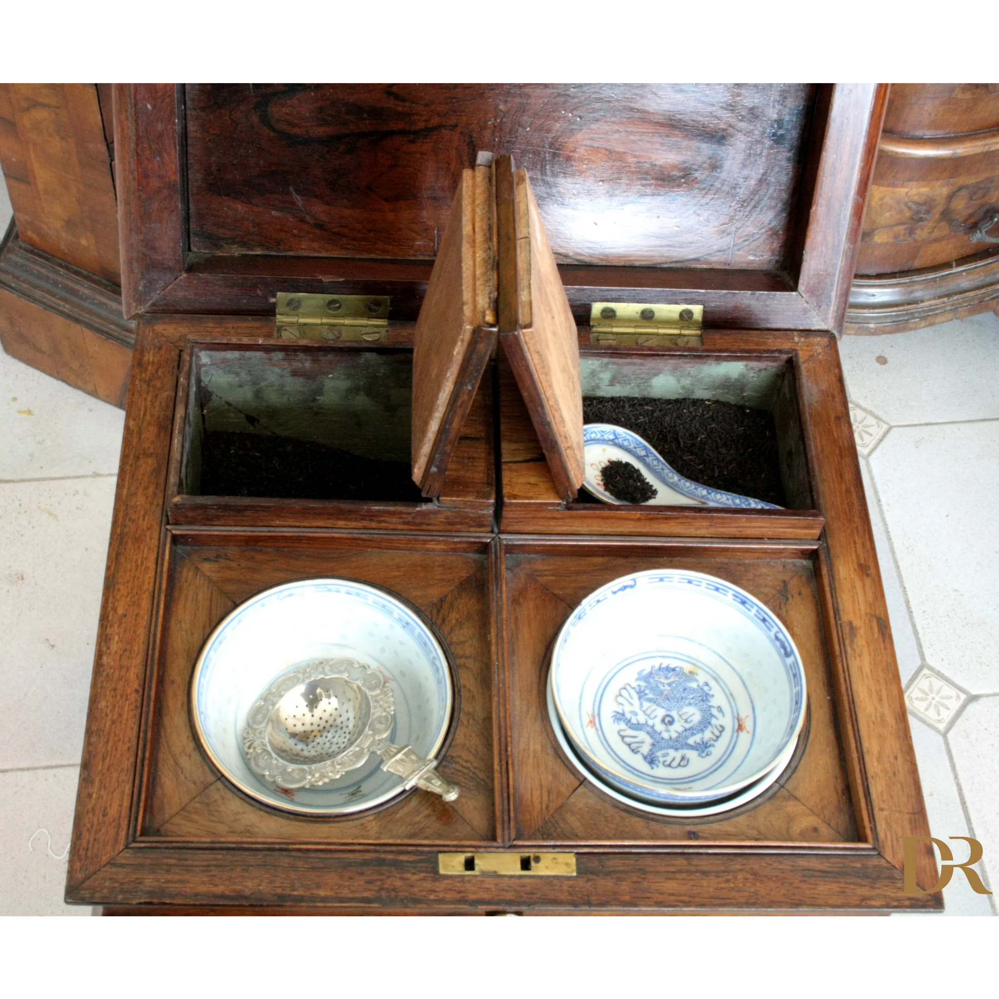 Antico caddy di tè inglese XIX secolo Gran Bretagna con tè, cucchiaio e porcellana