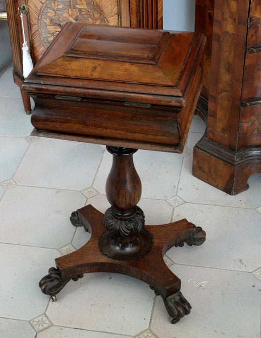 Alt text di un leggio antico in legno con base scolpita, XIX secolo, Gran Bretagna casa