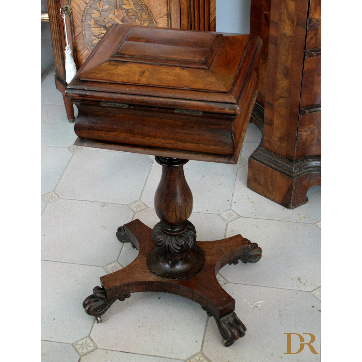 Alt text di un leggio antico in legno con base scolpita, XIX secolo, Gran Bretagna casa