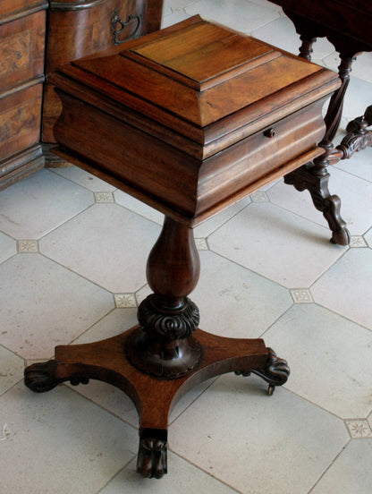 Mensa da lavoro in mogano XIX secolo Gran Bretagna per casa, con coperchio e gambe scolpite