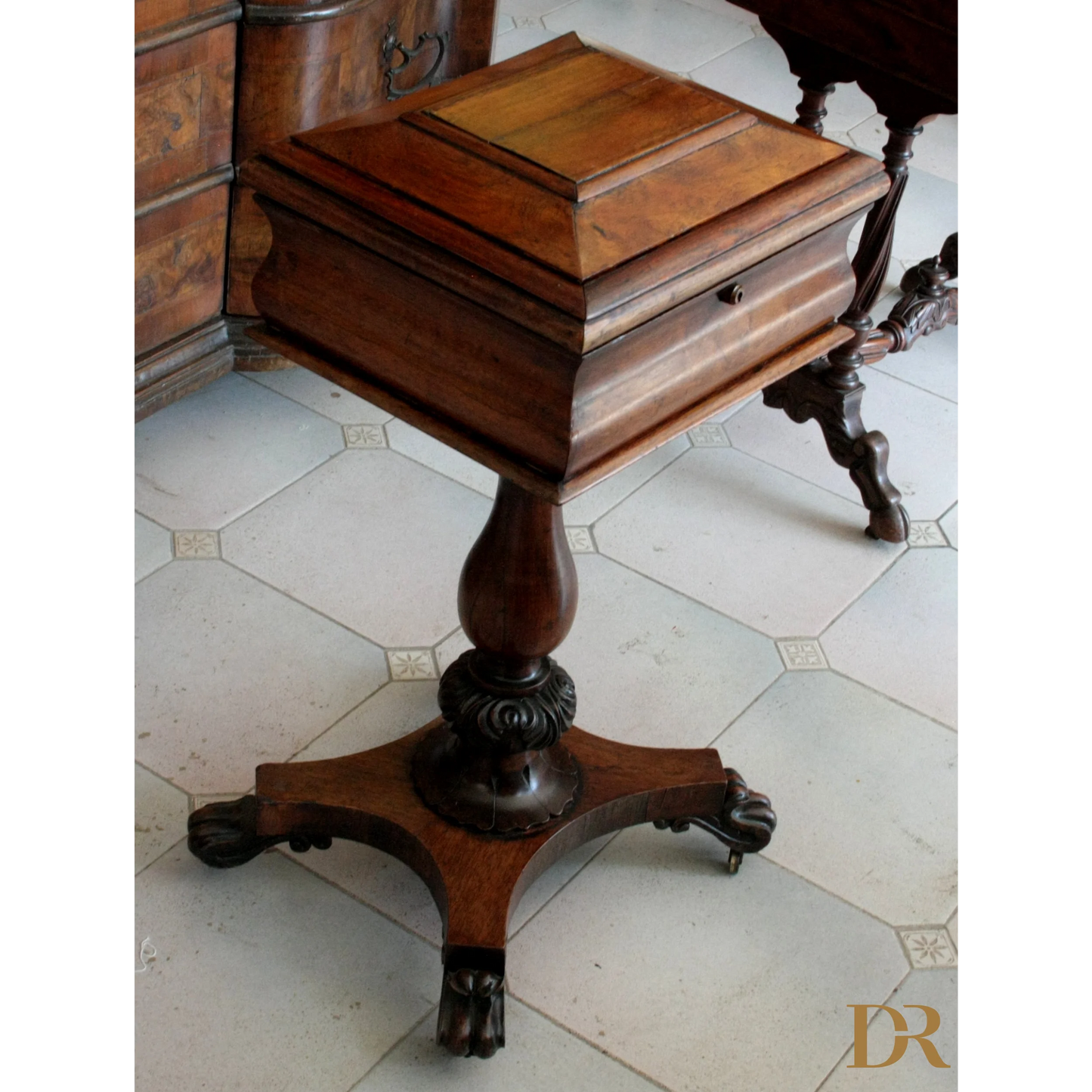 Mensa da lavoro in mogano XIX secolo Gran Bretagna per casa, con coperchio e gambe scolpite