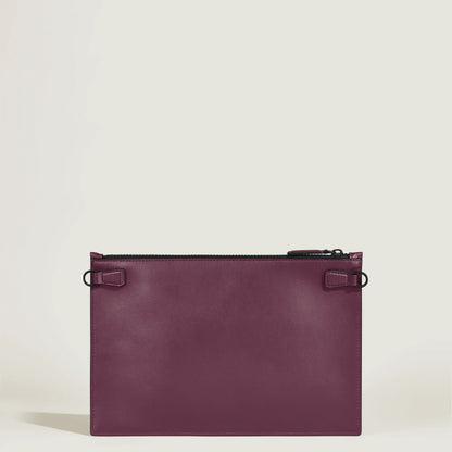Montblanc astuccio extreme 3.0 cassis 199410 clutch in pelle viola con zip nera e dettagli metallici