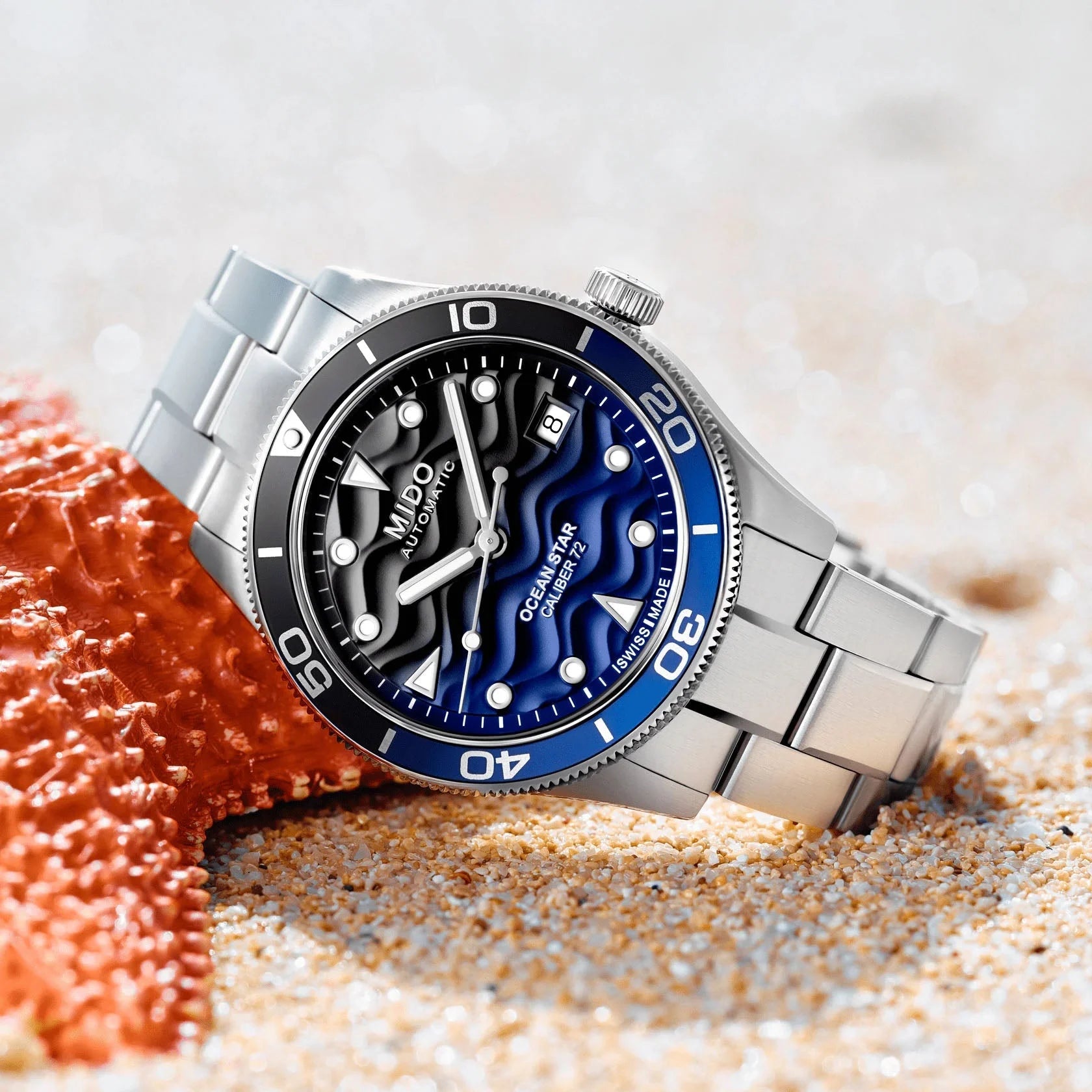 Mido orologio ocean star 39mm automatico argento con quadrante blu e dettagli a tema mare su spiaggia sabbiosa