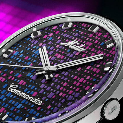 Mido orologio commander 1959 37mm nero automatico acciaio con quadrante geometrico rosa e blu su sfondo nero
