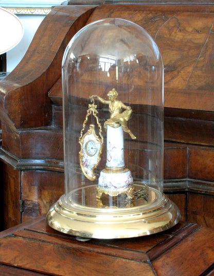 Orologio da tavolo in bronzo con smalti sotto cupola in vetro xix secolo base con scena galanti e figura femminile