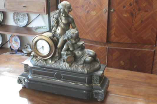 Orologio Napoleone III in bronzo e marmo con figure di cherubini, XIX secolo casa