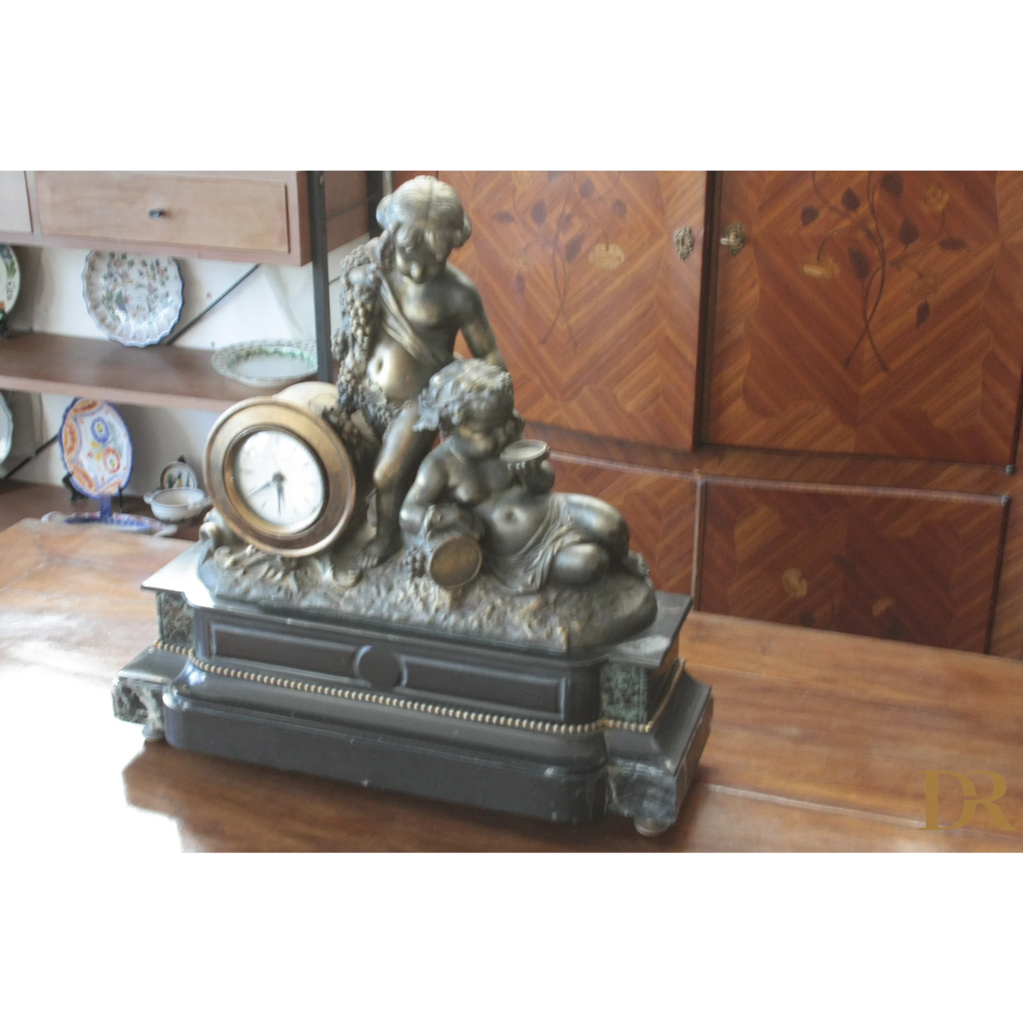 Orologio Napoleone III in bronzo e marmo con figure di cherubini, XIX secolo casa