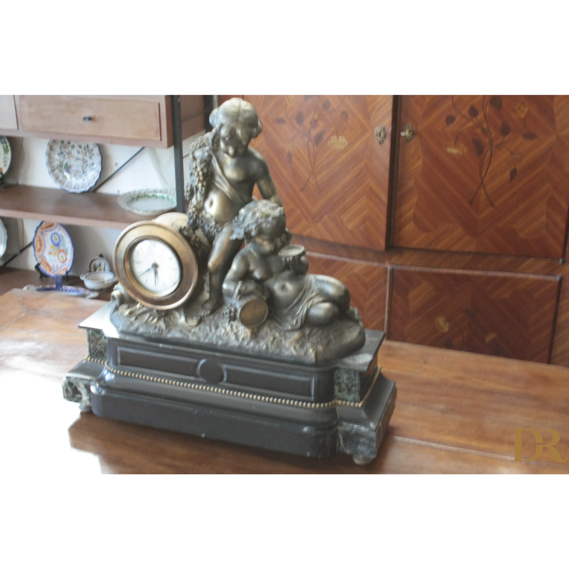 Orologio Napoleone III in bronzo e marmo con figure di cherubini, XIX secolo casa