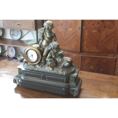 Orologio Napoleone III in bronzo e marmo con figure di cherubini, XIX secolo casa