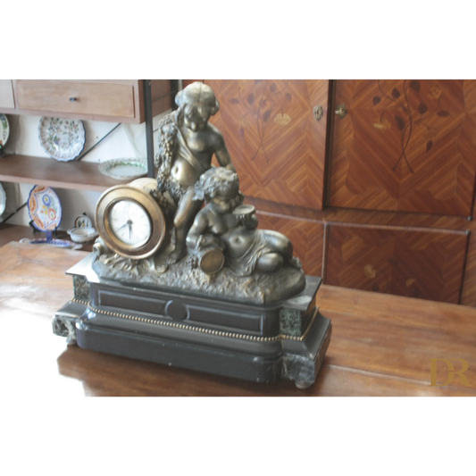 Orologio Napoleone III in bronzo e marmo con figure di cherubini, XIX secolo casa
