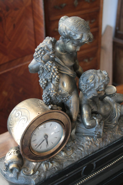 Orologio Napoleone III del XIX secolo in bronzo ottone e marmo con cherubini e uva