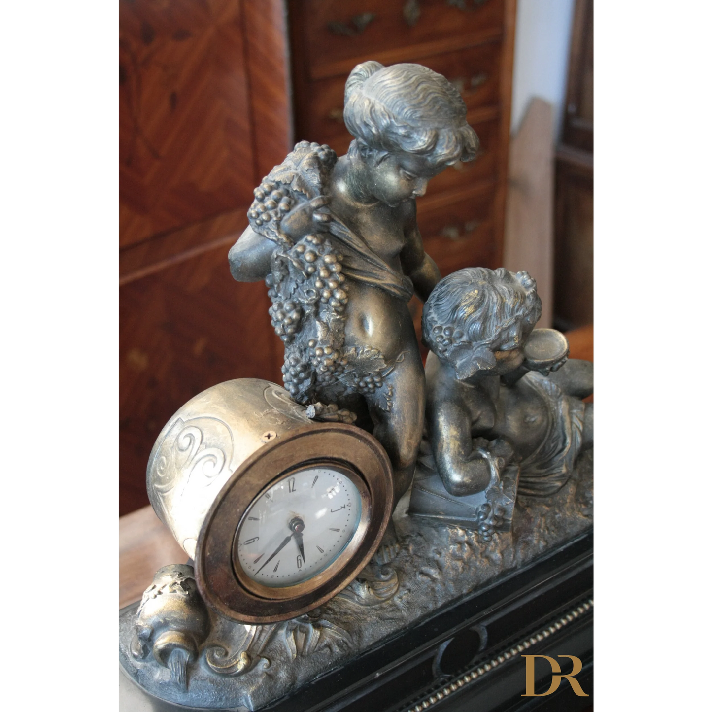 Orologio Napoleone III del XIX secolo in bronzo ottone e marmo con cherubini e uva