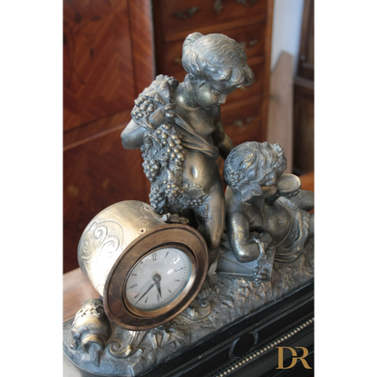 Orologio Napoleone III del XIX secolo in bronzo ottone e marmo con cherubini e uva