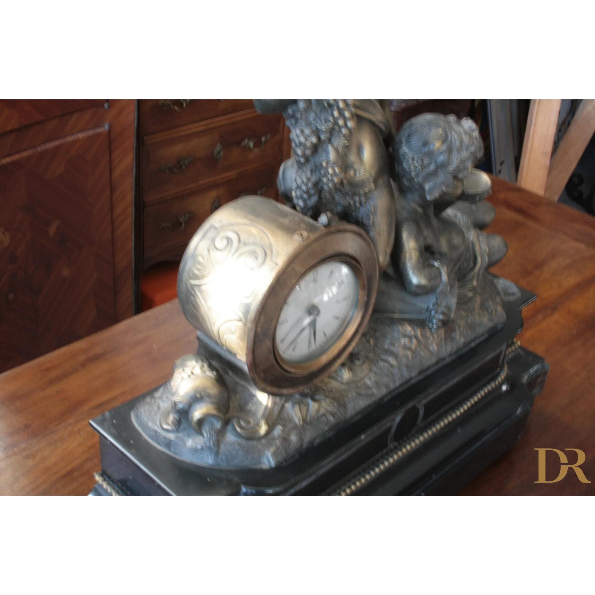 Orologio Napoleone III del XIX secolo in bronzo ottone e marmo con figura di cupido