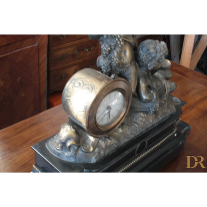 Orologio Napoleone III del XIX secolo in bronzo ottone e marmo con figura di cupido