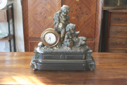 Orologio Napoleone III del XIX secolo in bronzo ottone e marmo con cherubini decorativi