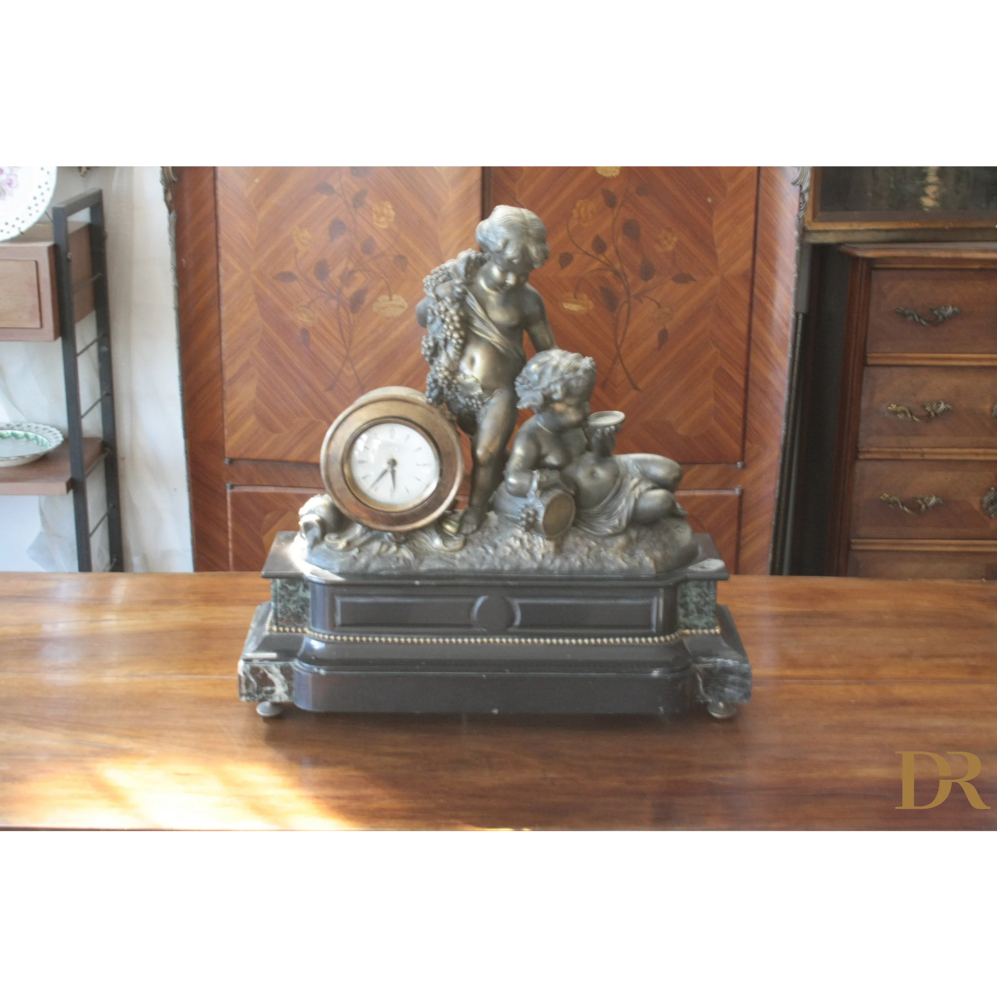 Orologio Napoleone III del XIX secolo in bronzo ottone e marmo con cherubini decorativi