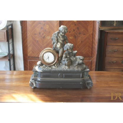 Orologio Napoleone III del XIX secolo in bronzo ottone e marmo con cherubini decorativi