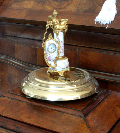 Orologio da tavolo in bronzo e smalti art decò con figura femminile e scena galanti base xix secolo