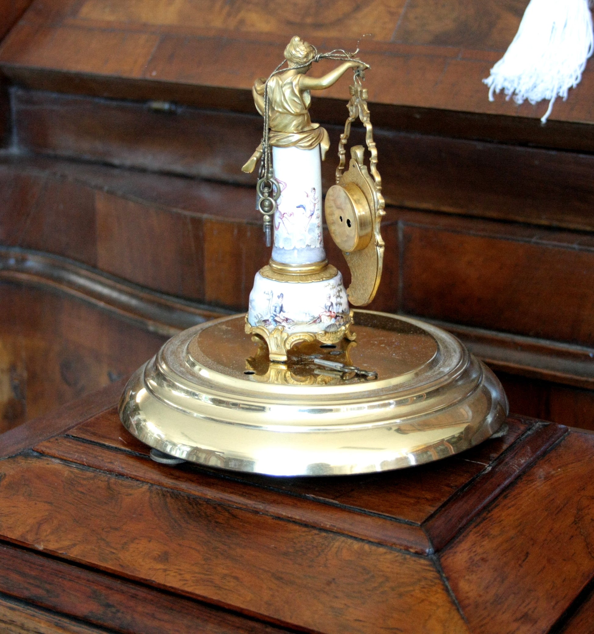 Orologio da tavolo in bronzo e smalti Art Decò XIX secolo con figura dorata da casa design