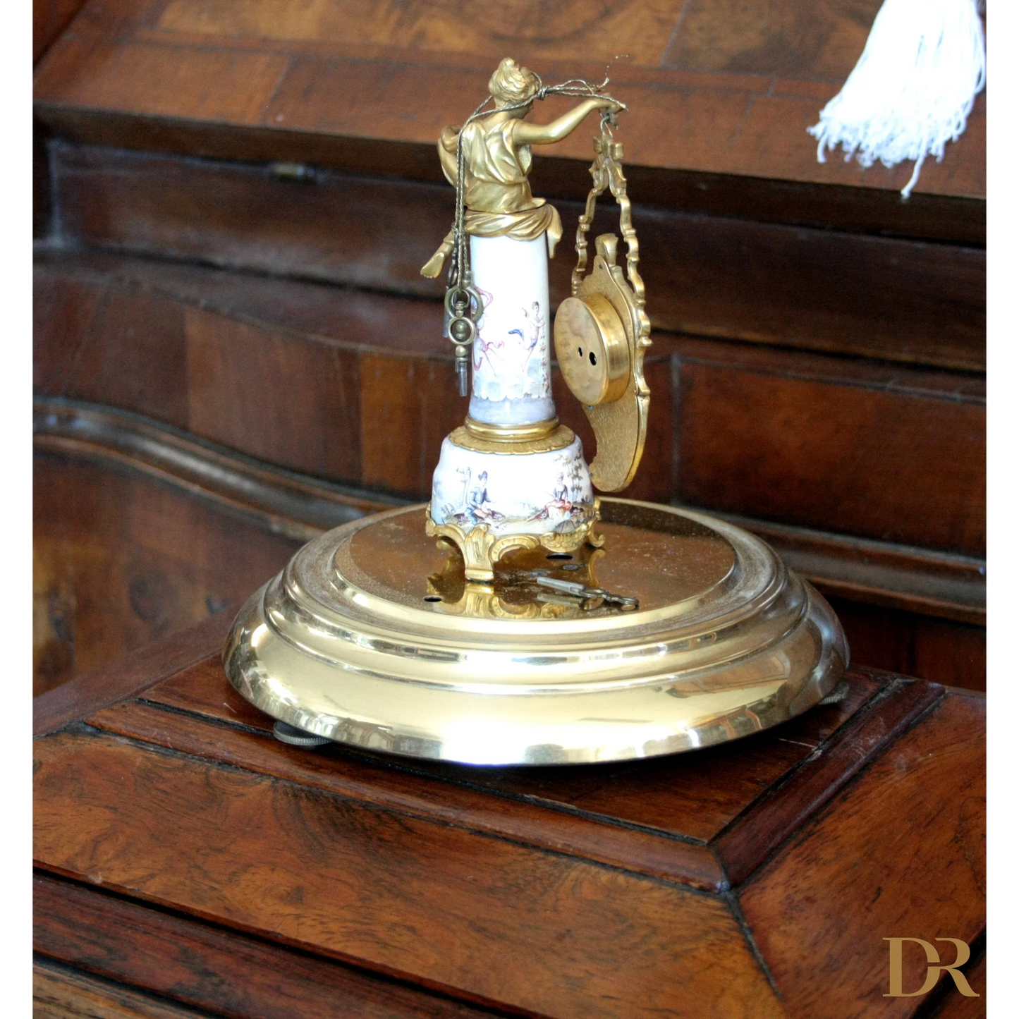 Orologio da tavolo in bronzo e smalti Art Decò XIX secolo con figura dorata da casa design