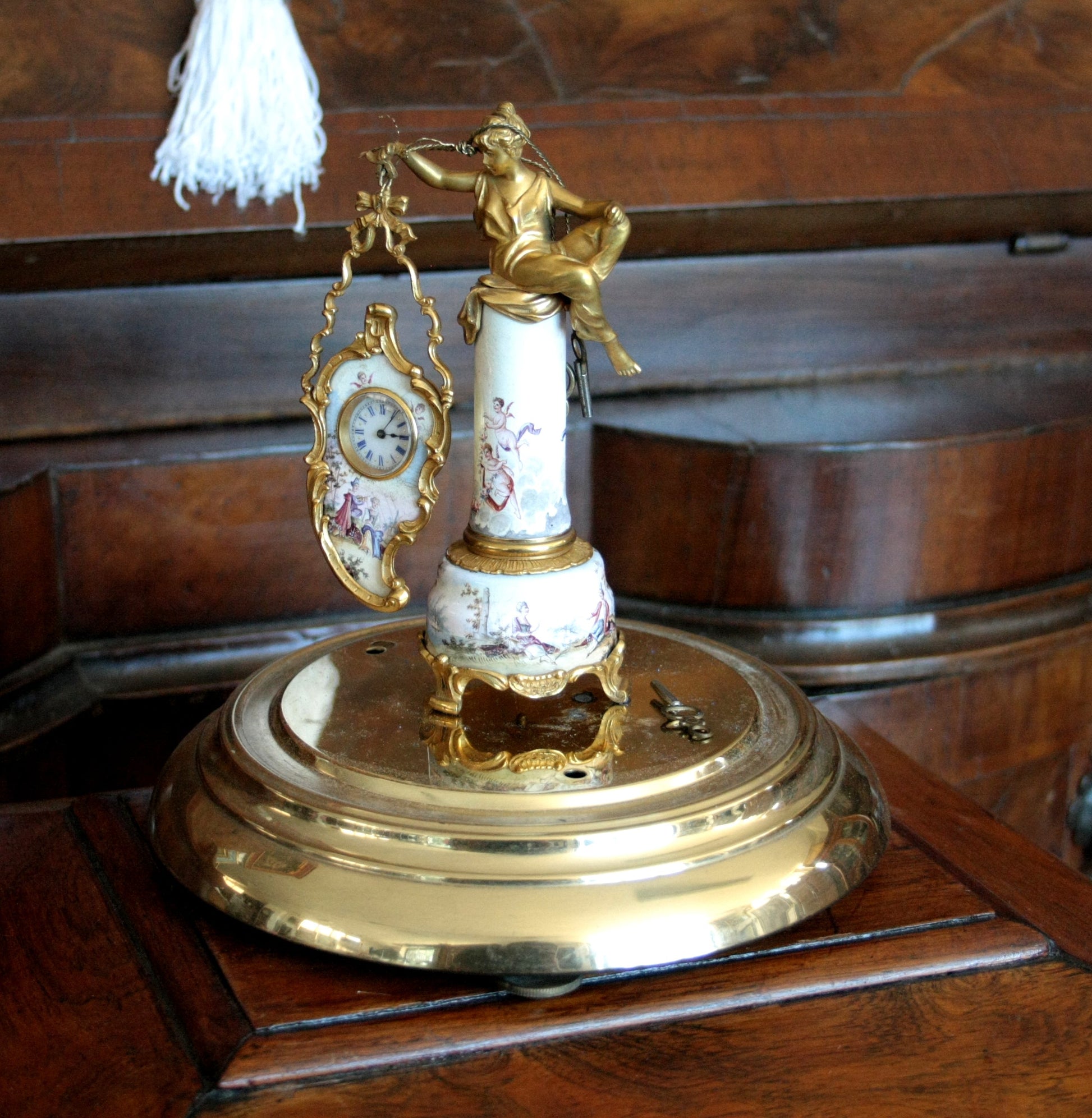 Orologio da tavolo in bronzo e smalti XIX secolo con cherubino dorato, perfetto per casa design