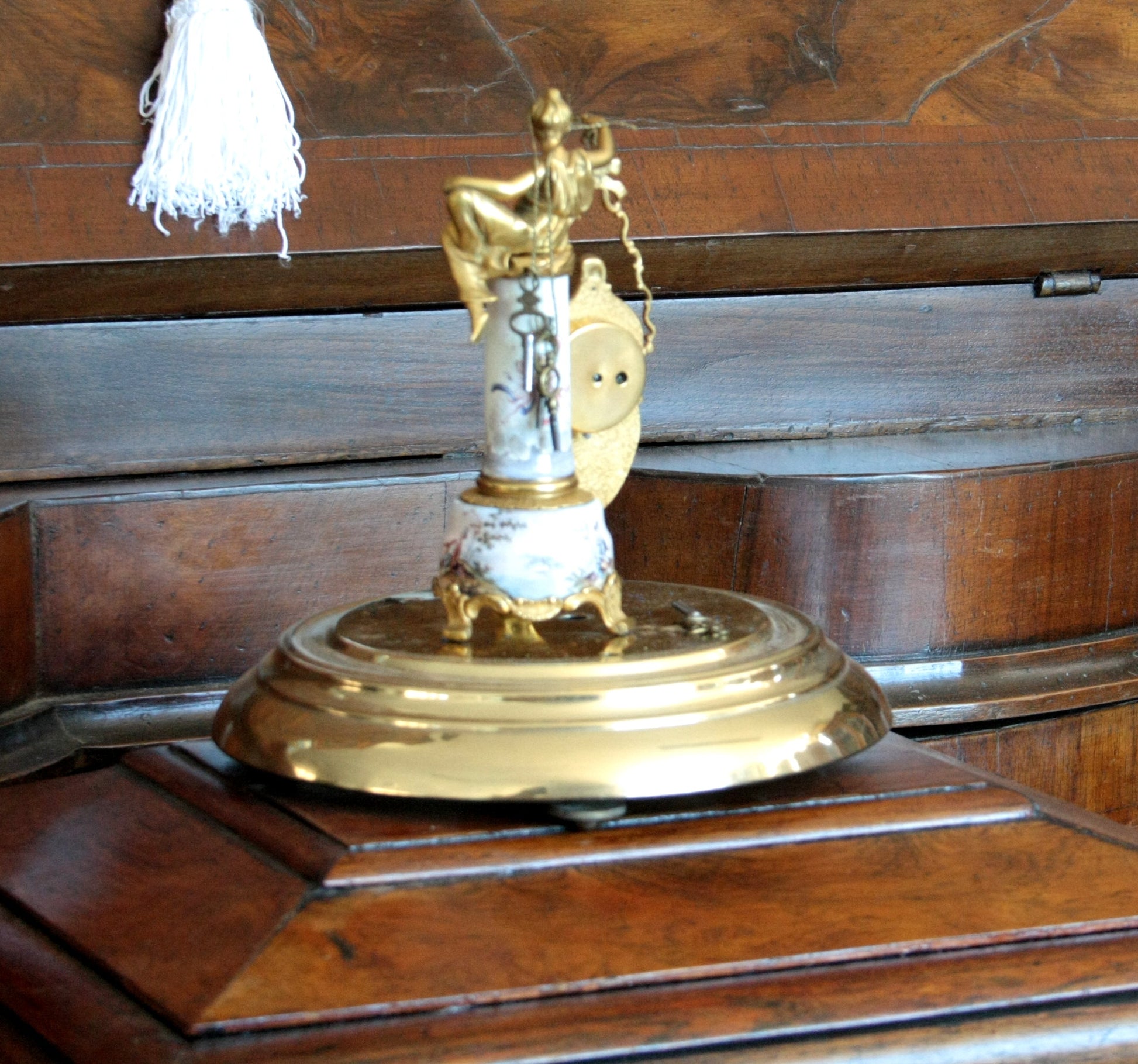Orologio da tavolo in bronzo e smalti Art Decò XIX secolo con figura dorata in casa