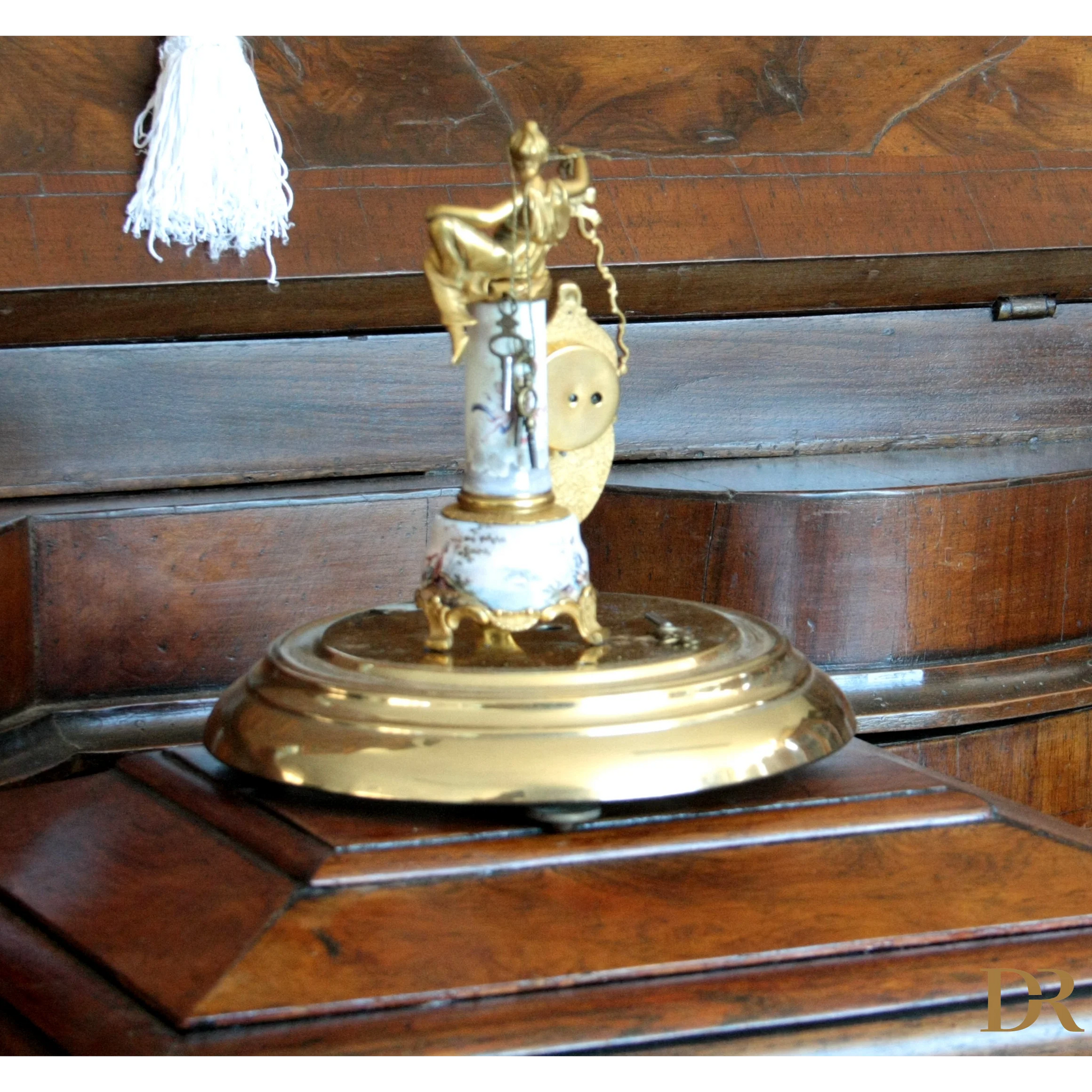 Orologio da tavolo in bronzo e smalti Art Decò XIX secolo con figura dorata in casa