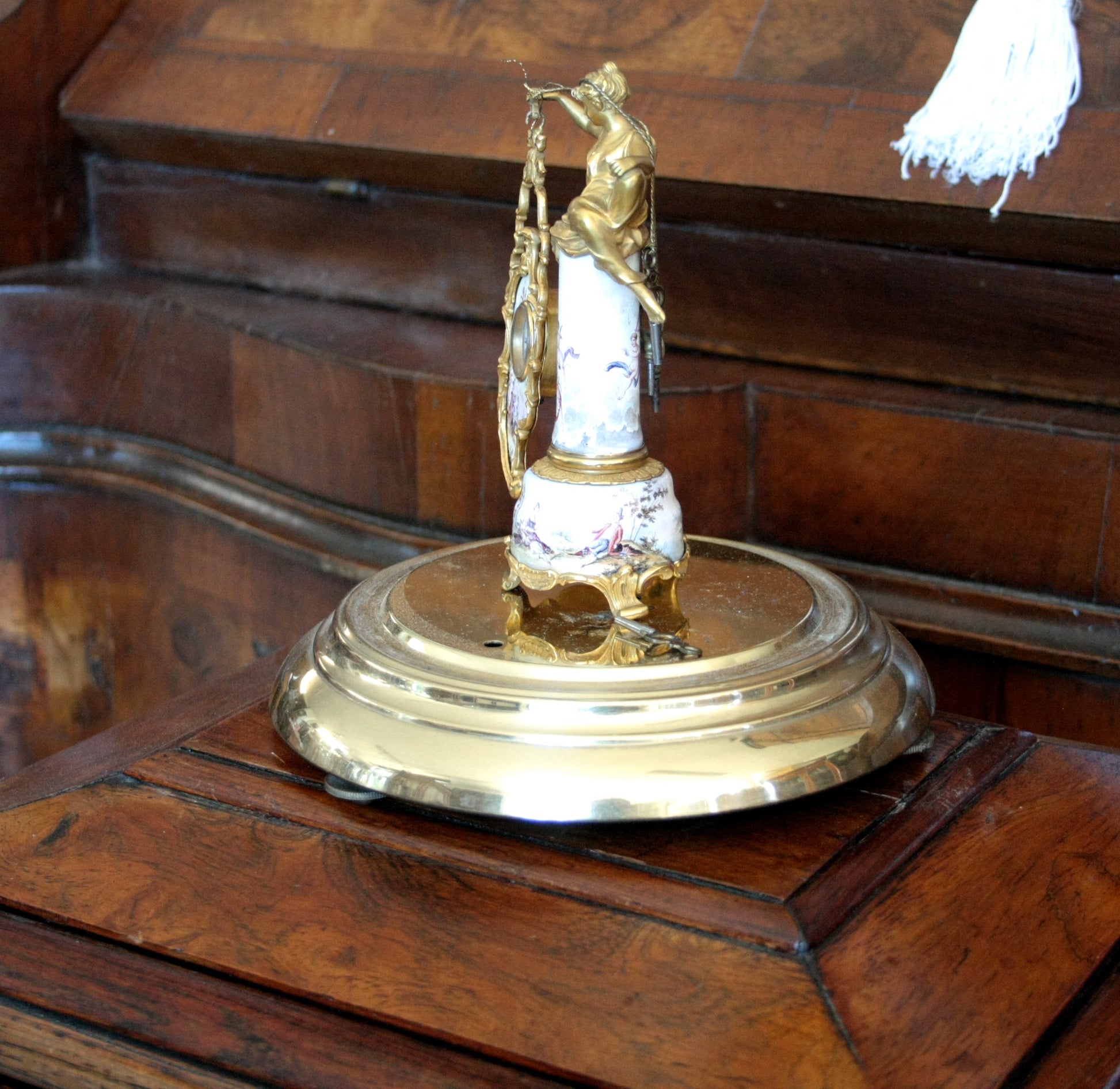 Figura in porcellana e oro ornata in stile Art Decò XIX secolo, perfetta per casa design